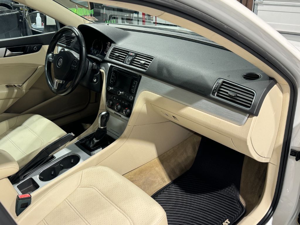 2013 Volkswagen Passat SE PZEV photo