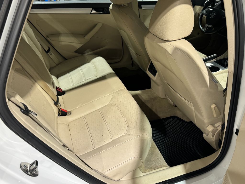 2013 Volkswagen Passat SE PZEV photo