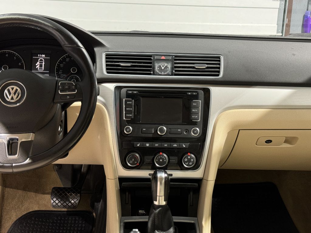 2013 Volkswagen Passat SE PZEV photo