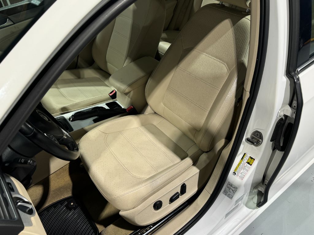 2013 Volkswagen Passat SE PZEV photo