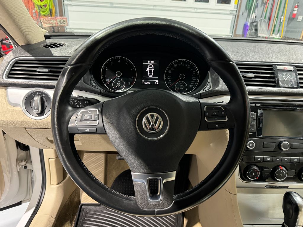 2013 Volkswagen Passat SE PZEV photo
