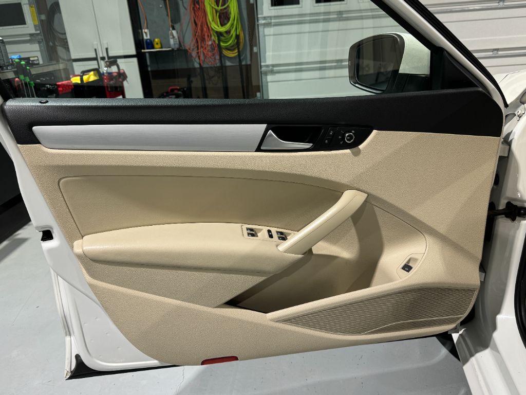 2013 Volkswagen Passat SE PZEV photo
