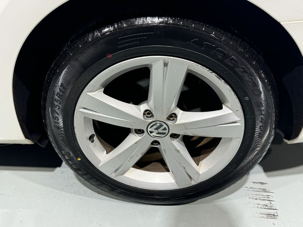 2013 Volkswagen Passat SE PZEV photo