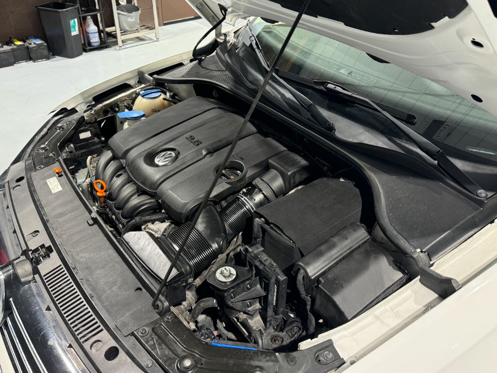 2013 Volkswagen Passat SE PZEV photo