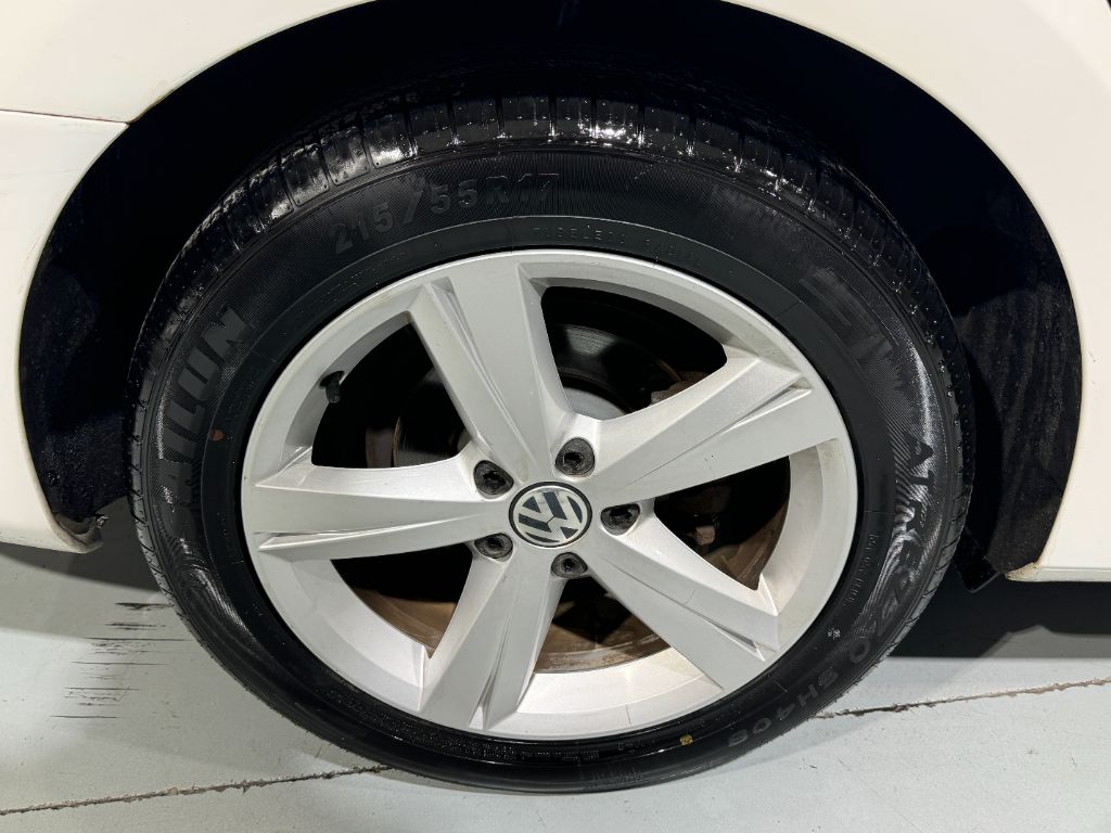2013 Volkswagen Passat SE PZEV photo