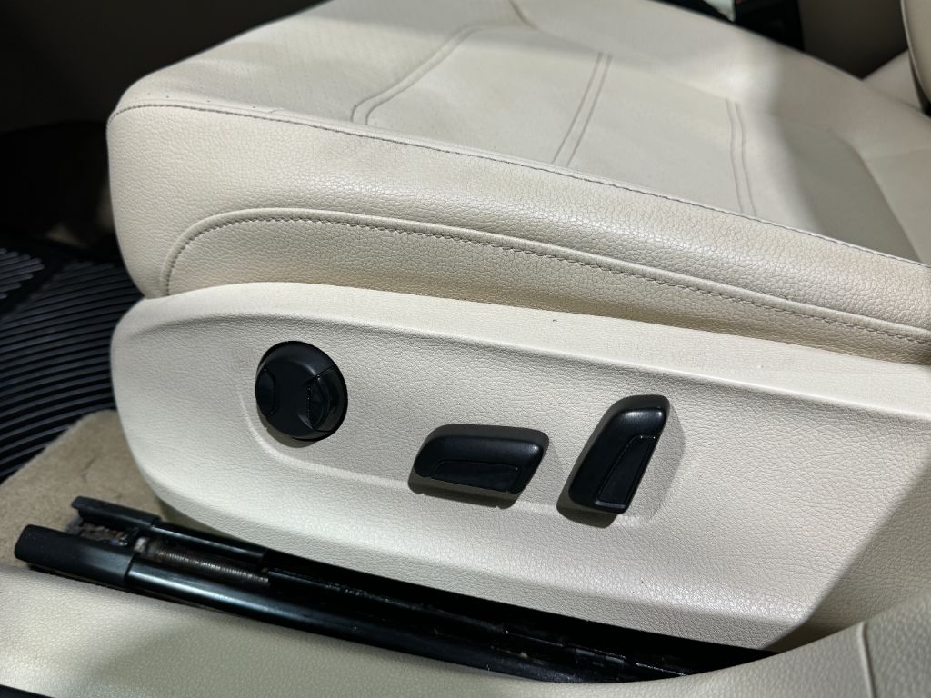 2013 Volkswagen Passat SE PZEV photo