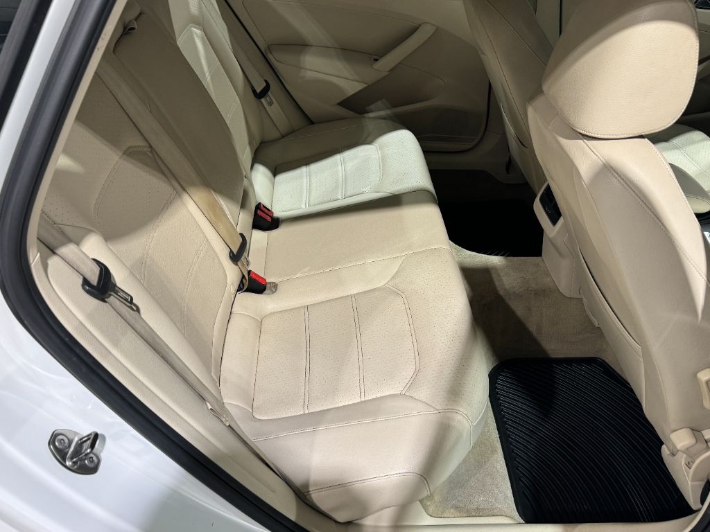 2013 Volkswagen Passat SE PZEV photo