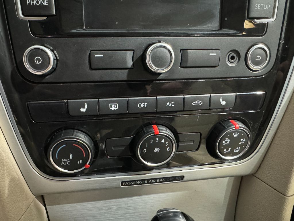 2013 Volkswagen Passat SE PZEV photo