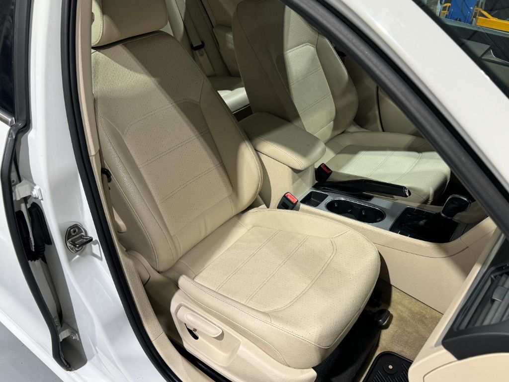 2013 Volkswagen Passat SE PZEV photo