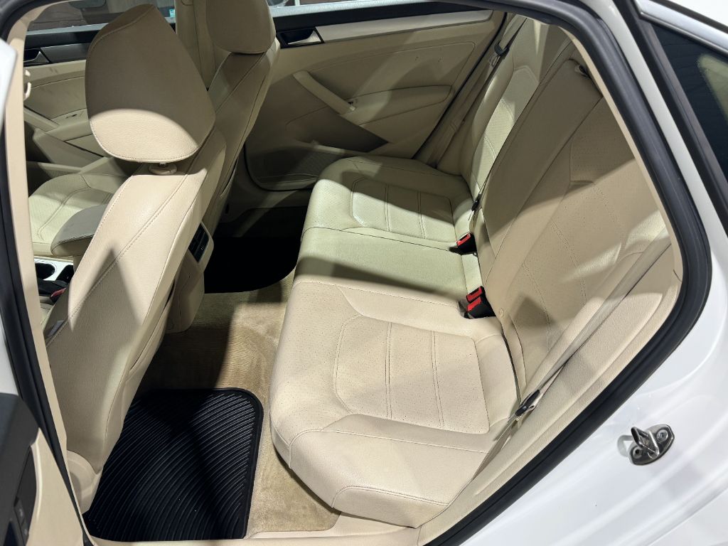 2013 Volkswagen Passat SE PZEV photo