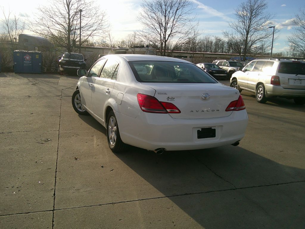 2005 Toyota Avalon XL photo