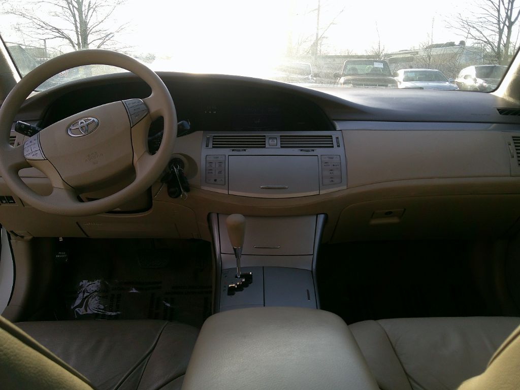 2005 Toyota Avalon XL photo