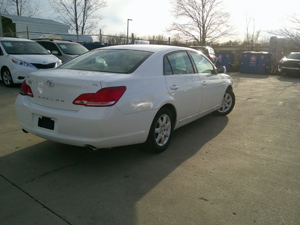 2005 Toyota Avalon XL photo