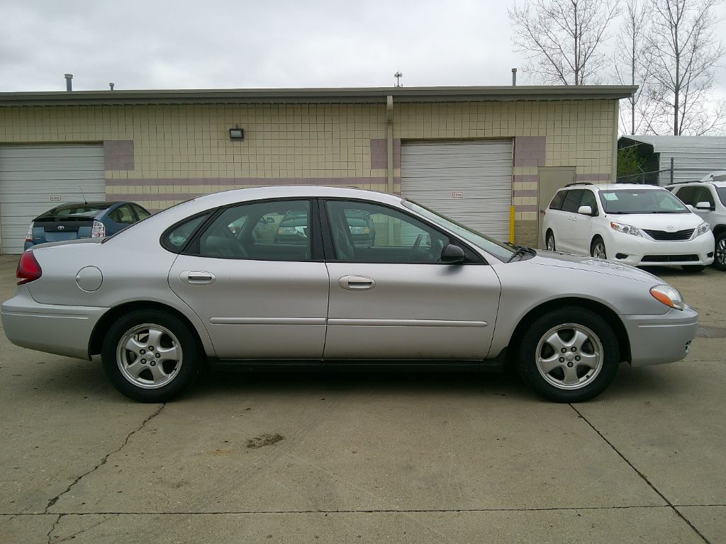 2004 Ford Taurus SE photo