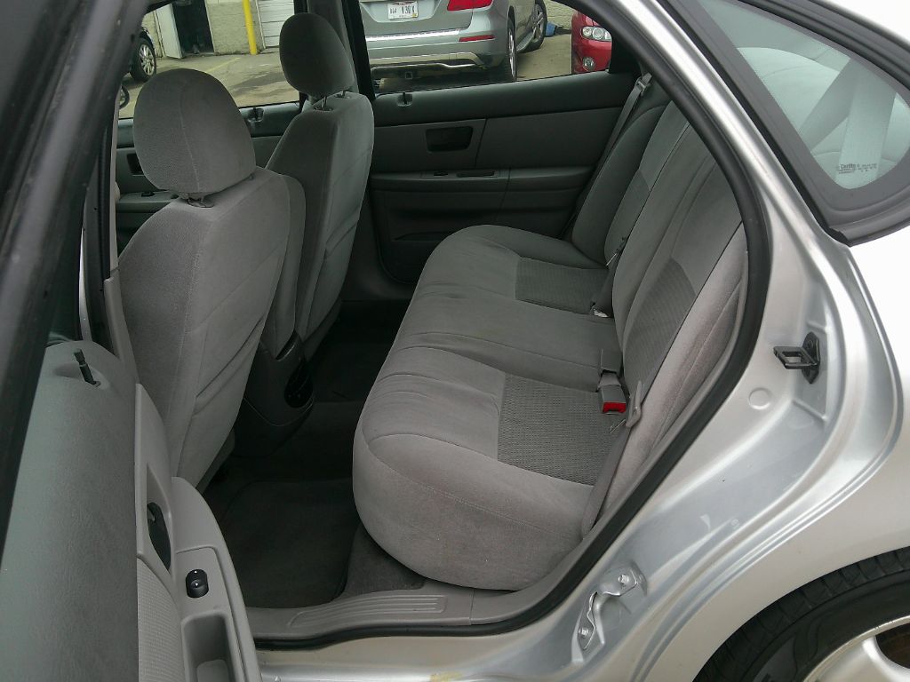 2004 Ford Taurus SE photo
