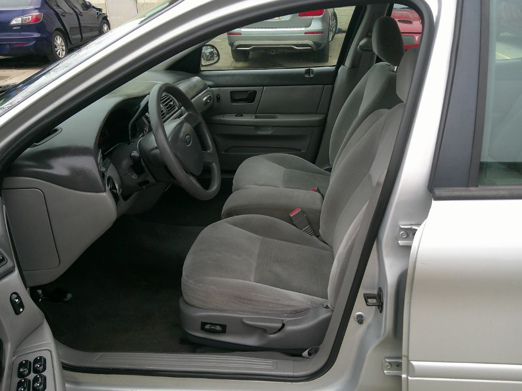 2004 Ford Taurus SE photo