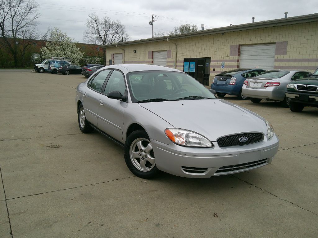 2004 Ford Taurus SE photo
