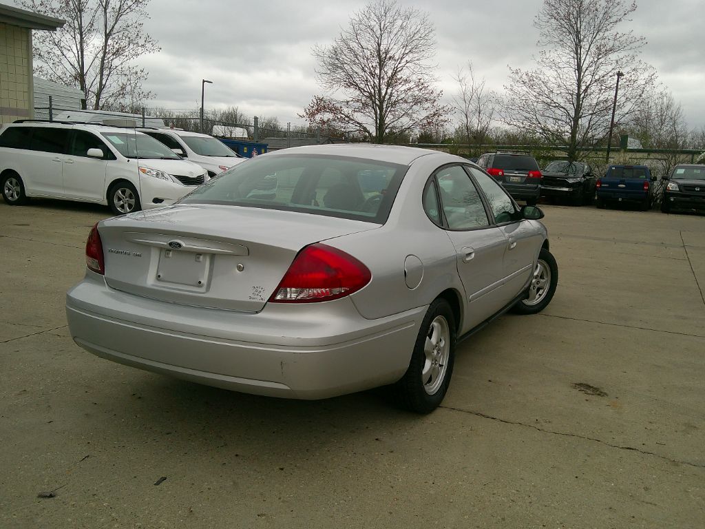 2004 Ford Taurus SE photo