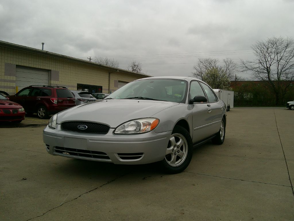 2004 Ford Taurus SE photo