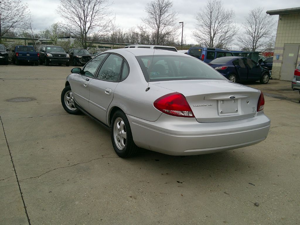 2004 Ford Taurus SE photo
