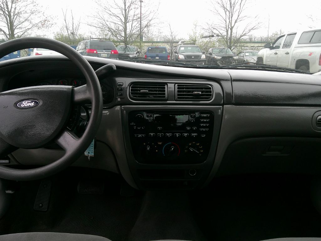 2004 Ford Taurus SE photo
