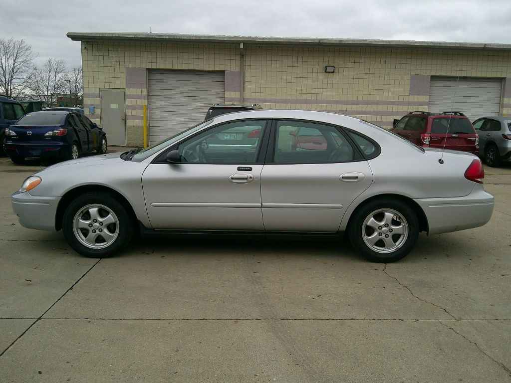 2004 Ford Taurus SE photo