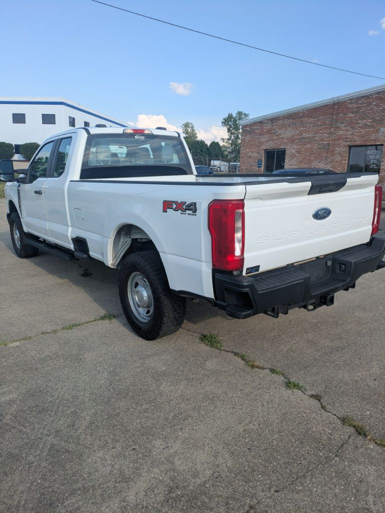 2023 Ford F-250 - $35,995