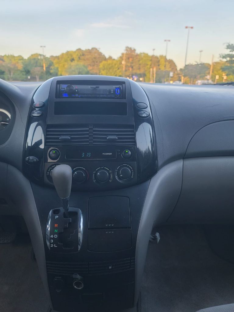 2004 Toyota Sienna CE 7 Passenger photo