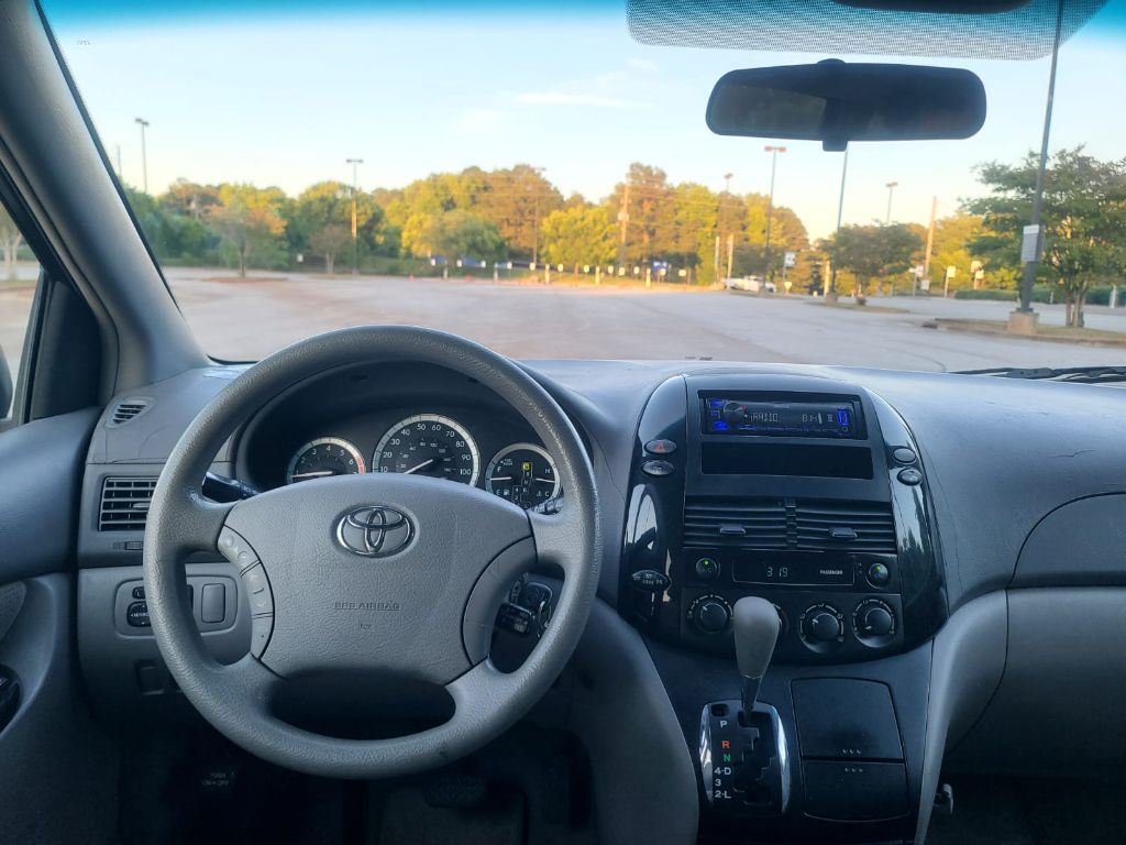 2004 Toyota Sienna CE 7 Passenger photo