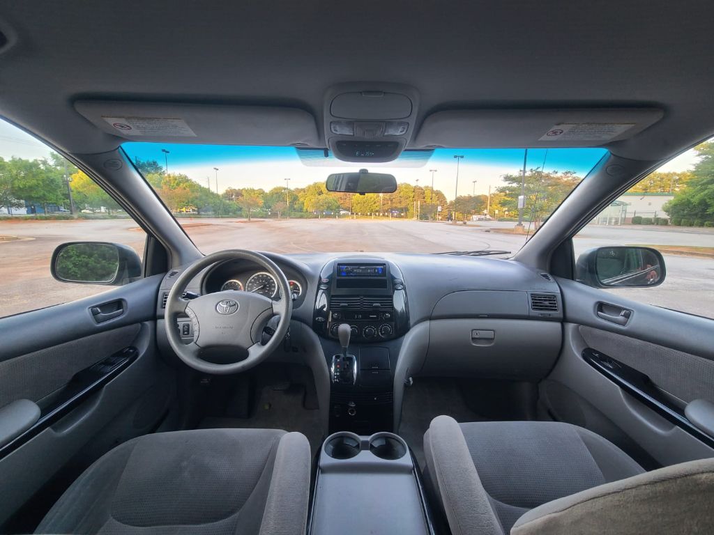 2004 Toyota Sienna CE 7 Passenger photo
