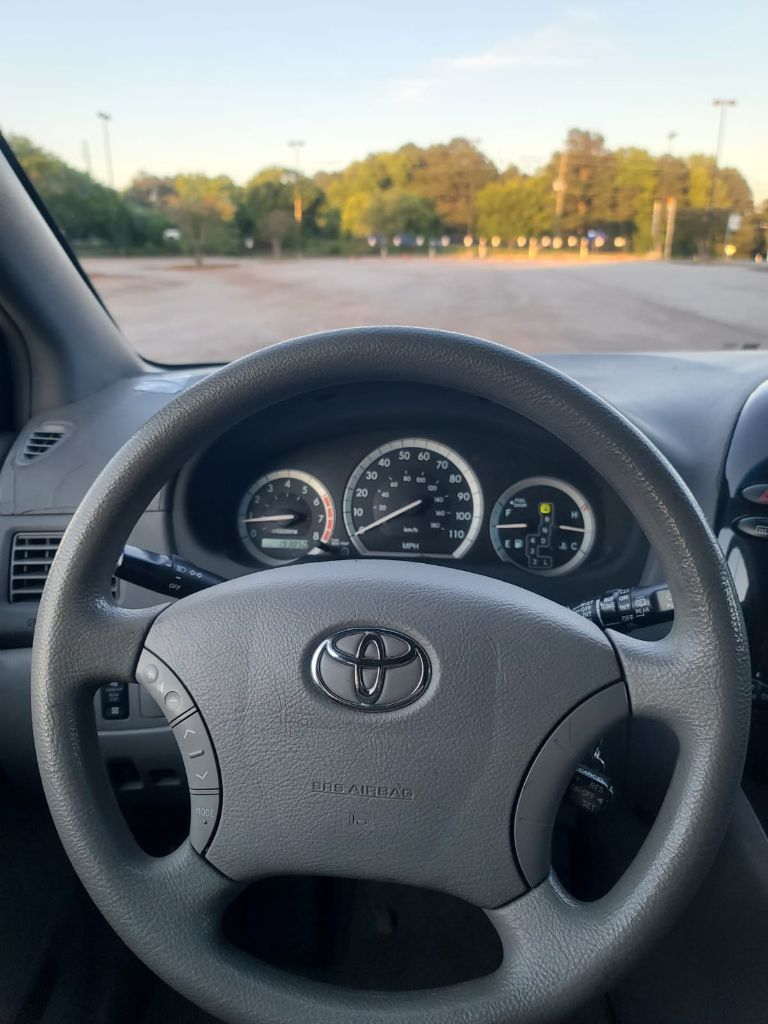 2004 Toyota Sienna CE 7 Passenger photo