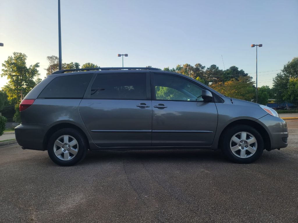 2004 Toyota Sienna CE 7 Passenger photo