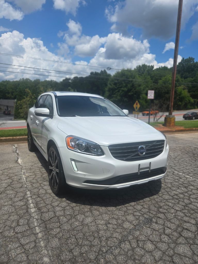 2016 Volvo XC60 - $10,500