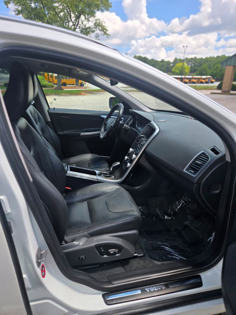 2016 Volvo XC60 - $10,500