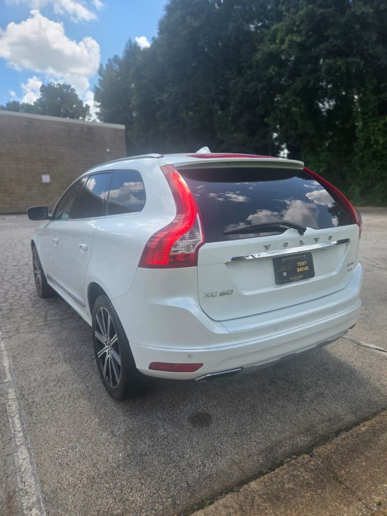 2016 Volvo XC60 - $10,500