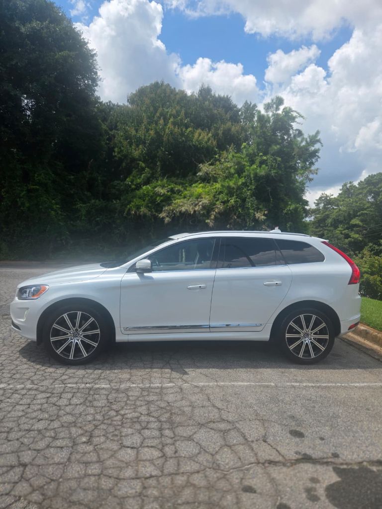 2016 Volvo XC60 - $10,500