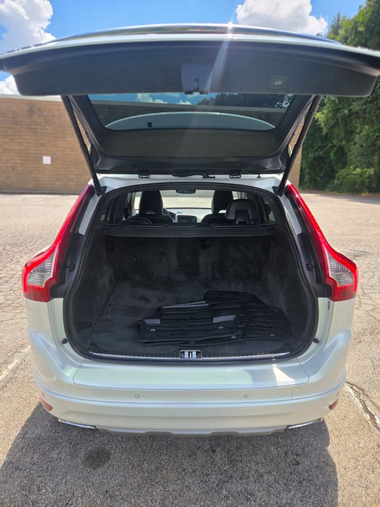 2016 Volvo XC60 - $10,500