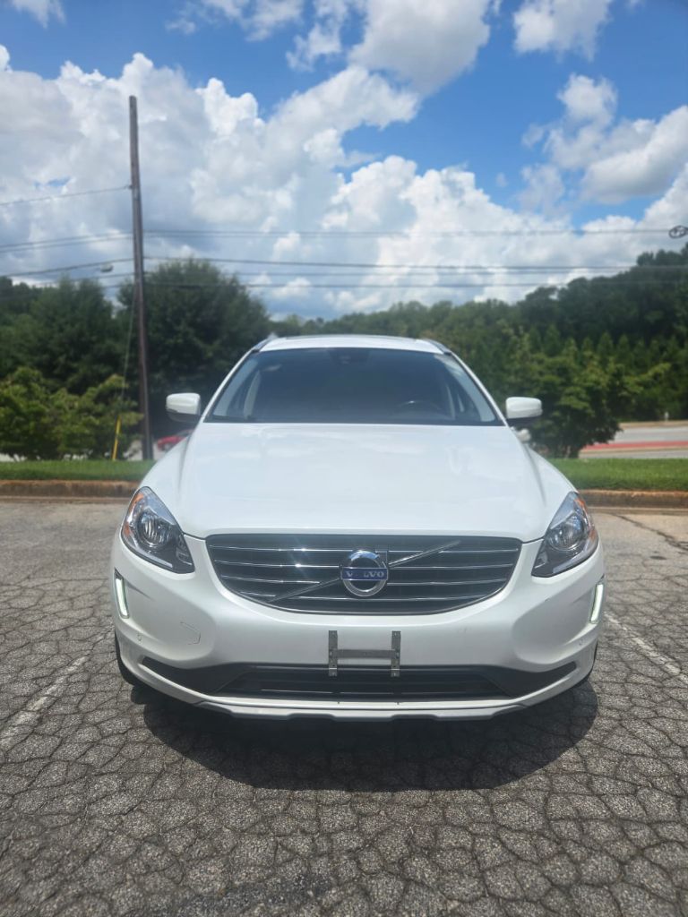 2016 Volvo XC60 - $10,500