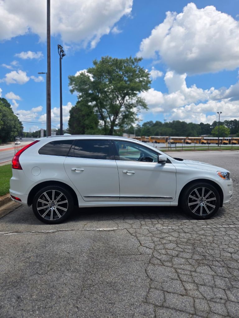 2016 Volvo XC60 - $10,500