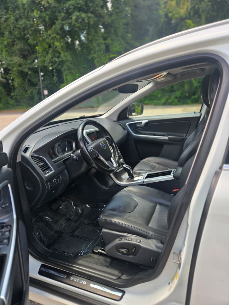 2016 Volvo XC60 - $10,500