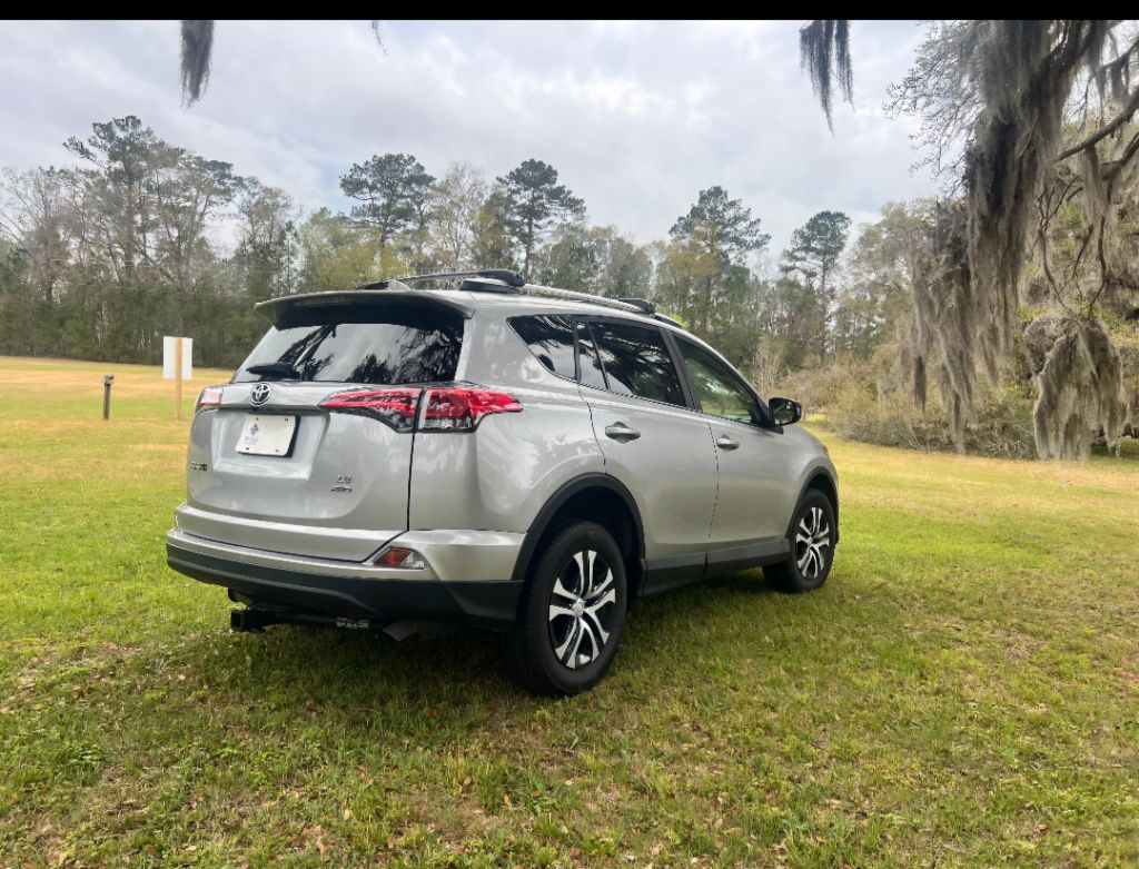 2018 Toyota RAV4 LE photo