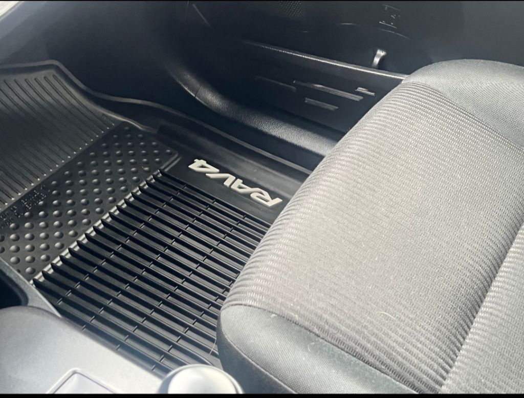 2018 Toyota RAV4 LE photo