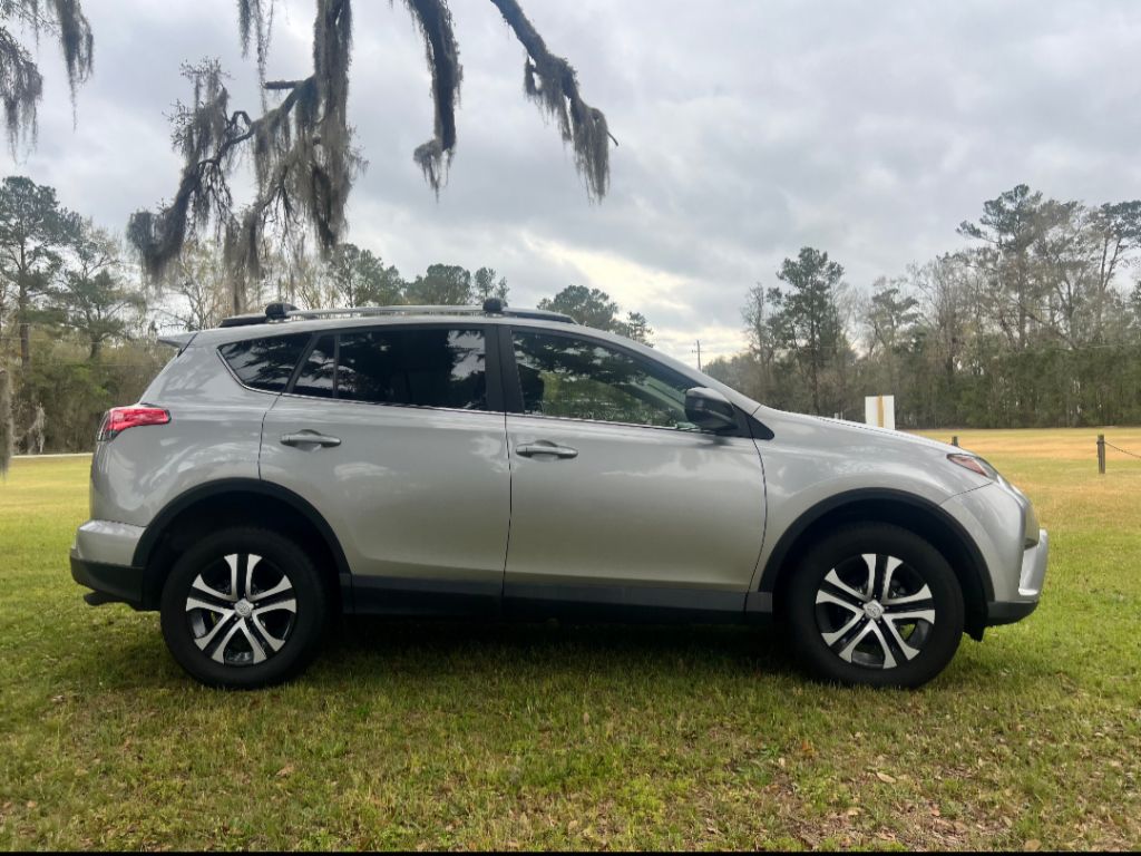 2018 Toyota RAV4 LE photo