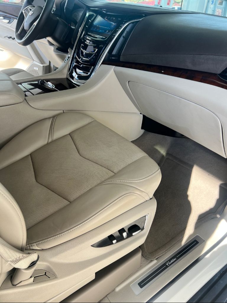 2015 Cadillac Escalade Luxury photo