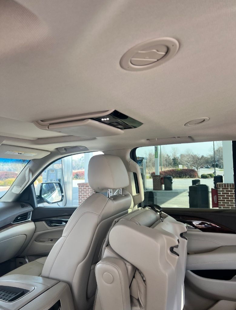 2015 Cadillac Escalade Luxury photo