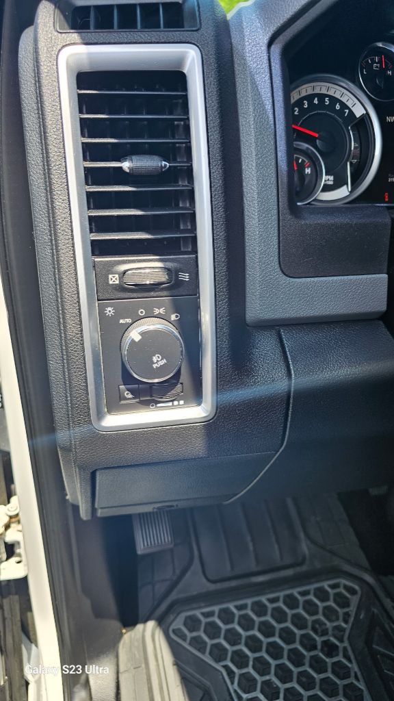 2015 RAM 1500 SLT photo