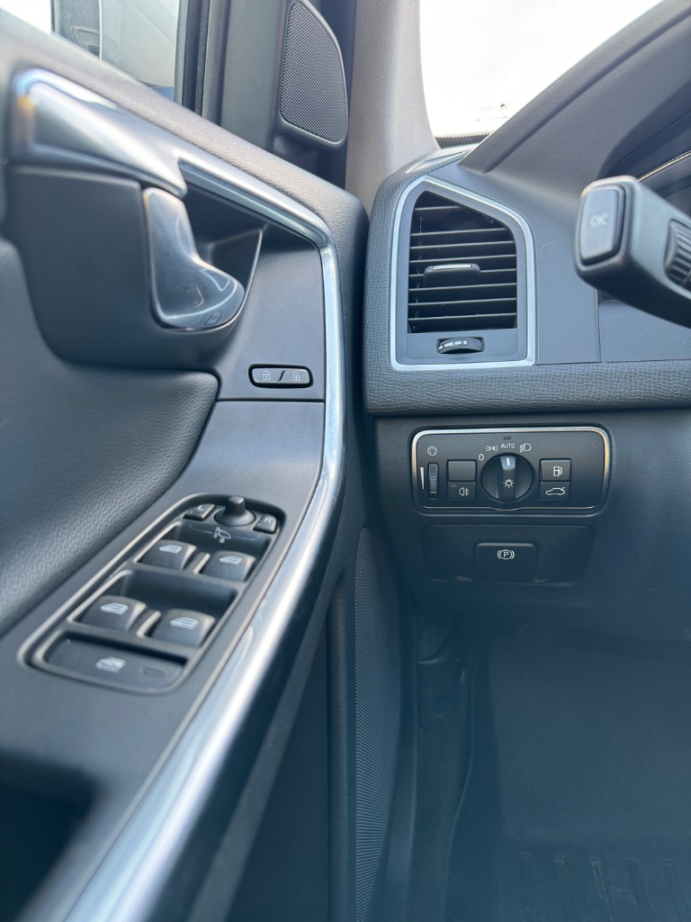2016 Volvo XC60 - $11,390