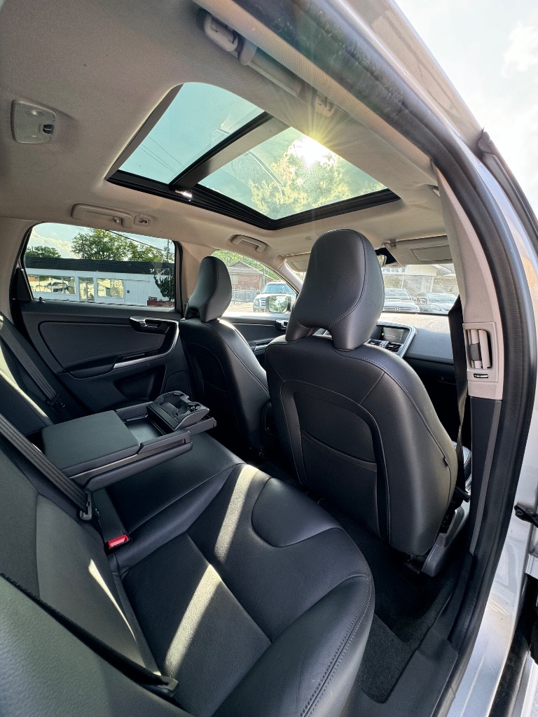 2016 Volvo XC60 - $11,390