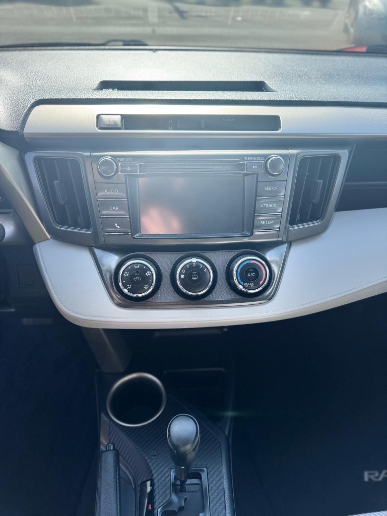 2014 Toyota RAV4 LE photo