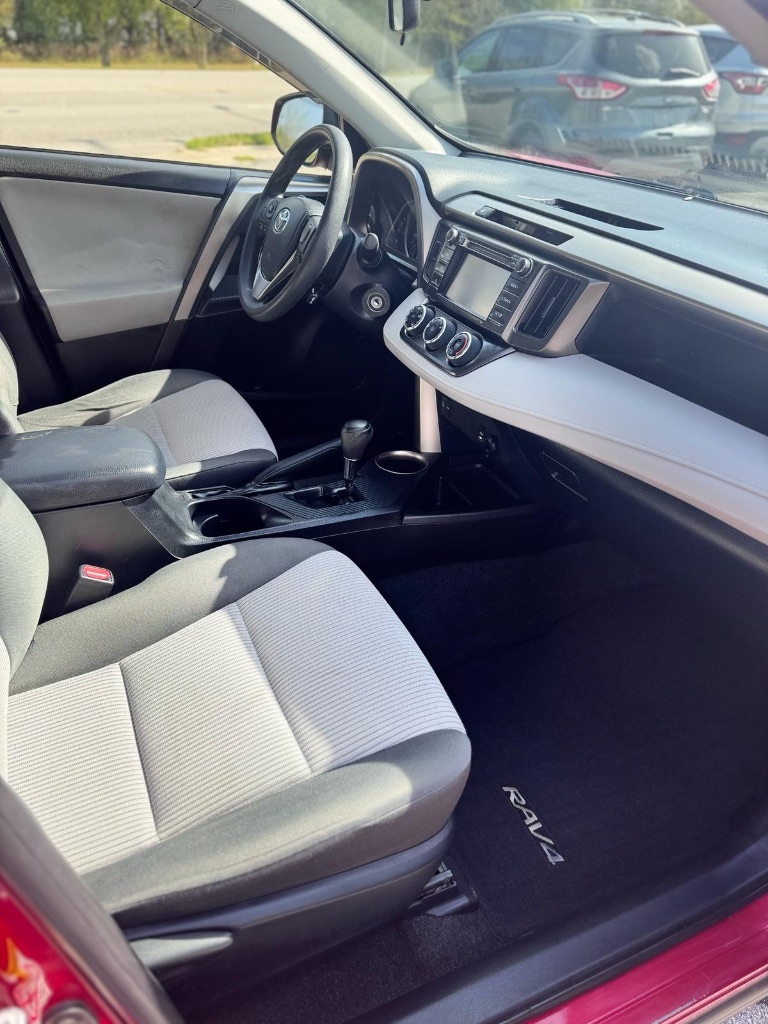 2014 Toyota RAV4 LE photo